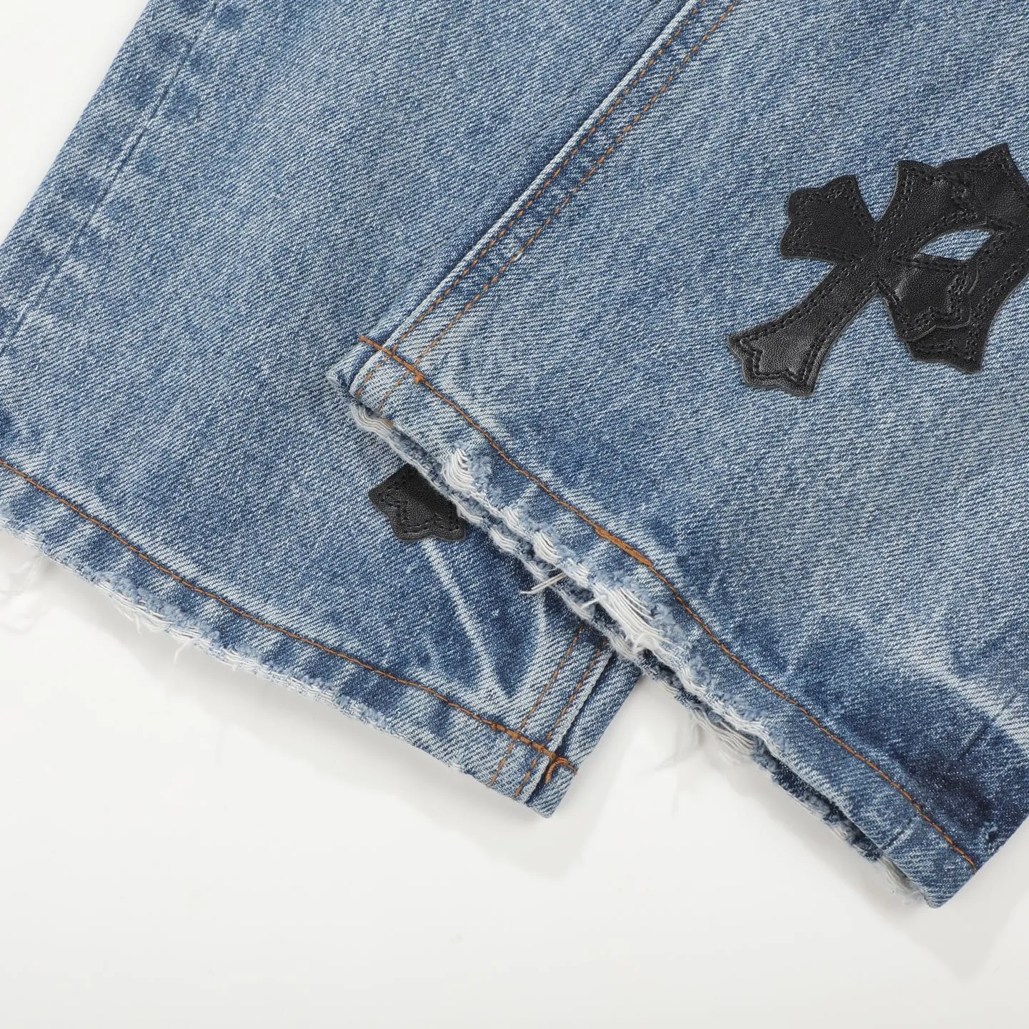 P320 Chrome Heart Blue Ox King Graffiti Multi-Color Leather Jeans [Same Style as L*Xiang] Chrome Heart Blue Ox King Graffiti Multi-Color Leather Jeans are the “king of the market” in the fashion industry! Made of high-quality denim and processed through complex washing processes, the distressed effect is super unique. The multi-color leather and graffiti design bring out the cool street genes of Crowe. Each pair of pants is unique, and you can directly transform into a street trend ICON when you put it on. The matching method is super cool: High street style: Pair it with a black hooded sweatshirt, thick-soled boots, and stacked silver chains. When you go to the stage or on the street, you will have an aura of 2.8 meters. You can slay at concerts and out on the street. Mix and match trendy styles: wear a suit jacket + canvas shoes for boys, and wear a short crop top + dad shoes for girls. Mix and match to create a sense of contrast, full of fashion sense, and the hair tie will get likes in seconds when taking photos. Couples share the same style: one pair with each other, the boy wears a solid color T + sneakers, the girl wears a short top + sneakers, they are the most eye-catching trendy couple when they go out, and they keep turning heads! No matter what your style is, these pants can help you grasp the essence of the trend. It is a must-have for trendy players. You will look the most beautiful on the street when you put it on! Size: 28/30/32/34/36 Waist: 70/75/80/85/90 Pants length: 102/104/106/108/110